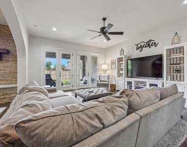 580 Butchart Drive - Photo Thumbnail 9