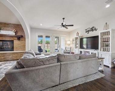 580 Butchart Drive - Photo Thumbnail 8
