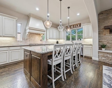 580 Butchart Drive - Photo Thumbnail 3