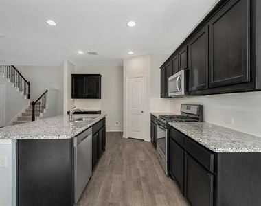 1813 Wayne Lane - Photo Thumbnail 9