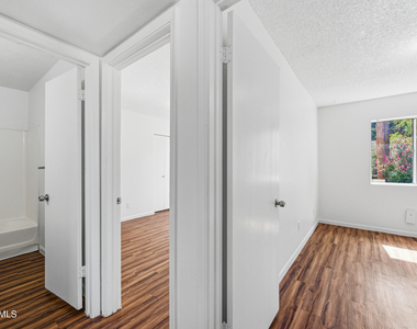 436 W Clark Street - Photo Thumbnail 9