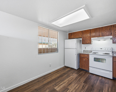 436 W Clark Street - Photo Thumbnail 4