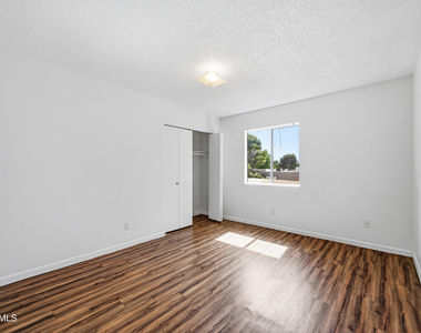 436 W Clark Street - Photo Thumbnail 12