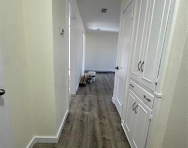 214 E Acheson Street - Photo Thumbnail 1
