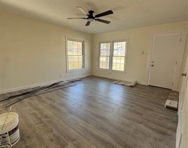 214 E Acheson Street - Photo Thumbnail 11