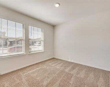 4016 Huntington Drive - Photo Thumbnail 5
