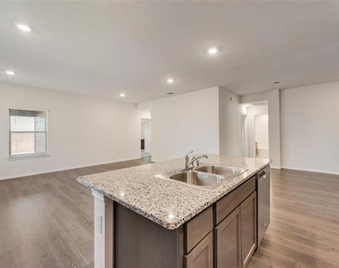 4016 Huntington Drive - Photo Thumbnail 8