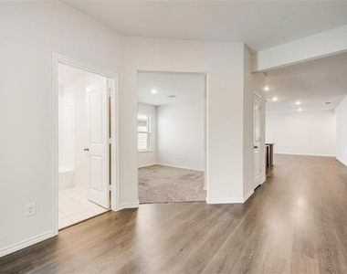 4016 Huntington Drive - Photo Thumbnail 11