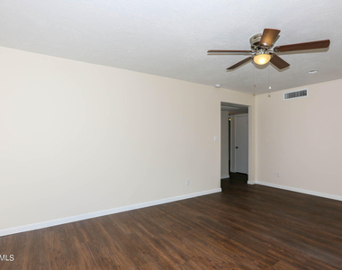 6226 S Hazelton Lane - Photo Thumbnail 8