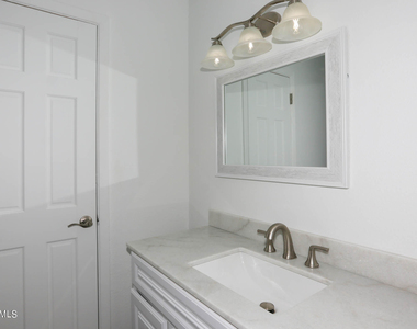 6226 S Hazelton Lane - Photo Thumbnail 12