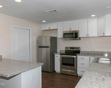 6226 S Hazelton Lane - Photo Thumbnail 4