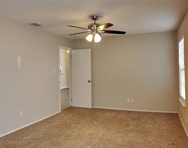 4208 Staghorn Circle N - Photo Thumbnail 5