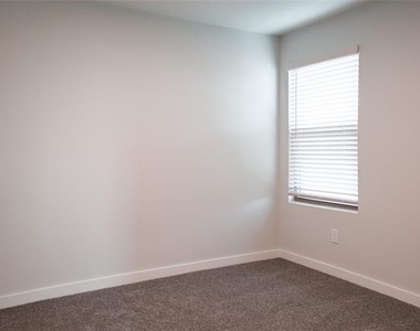 3916 Nasworthy Drive - Photo Thumbnail 20