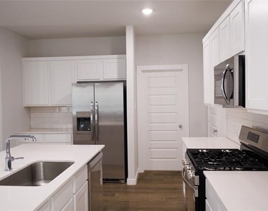 3916 Nasworthy Drive - Photo Thumbnail 7