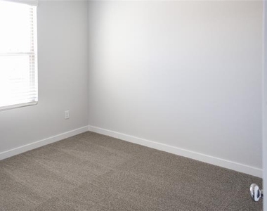 3916 Nasworthy Drive - Photo Thumbnail 18