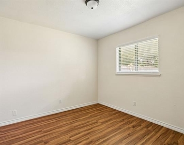 6221 Pine Street - Photo Thumbnail 7