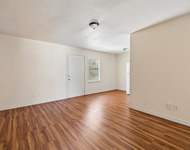 6221 Pine Street - Photo Thumbnail 2