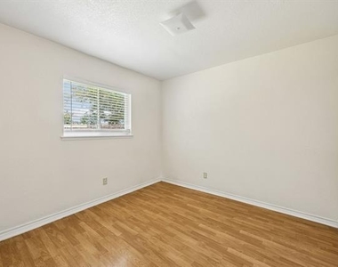 6221 Pine Street - Photo Thumbnail 10
