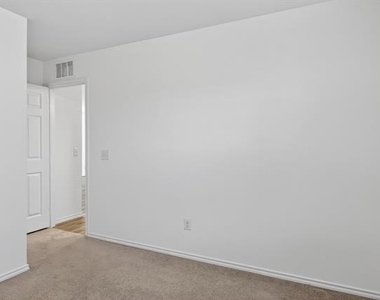 605 Grenada Lake Drive - Photo Thumbnail 23