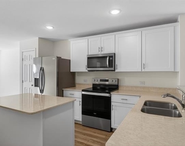 605 Grenada Lake Drive - Photo Thumbnail 11