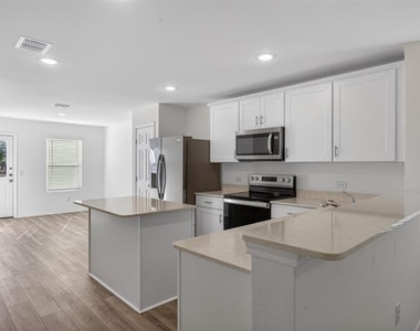 605 Grenada Lake Drive - Photo Thumbnail 9