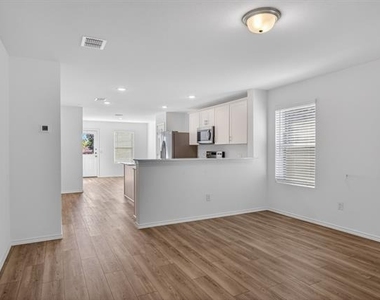 605 Grenada Lake Drive - Photo Thumbnail 2