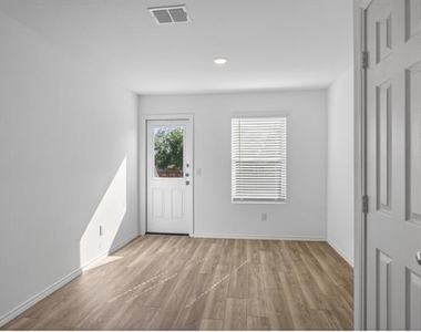 605 Grenada Lake Drive - Photo Thumbnail 14