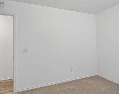 605 Grenada Lake Drive - Photo Thumbnail 27