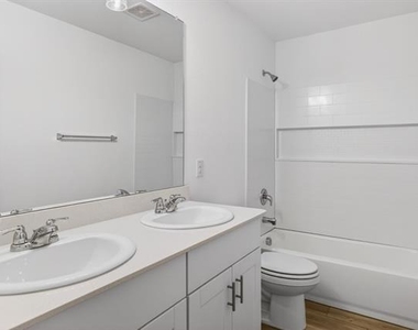 605 Grenada Lake Drive - Photo Thumbnail 24