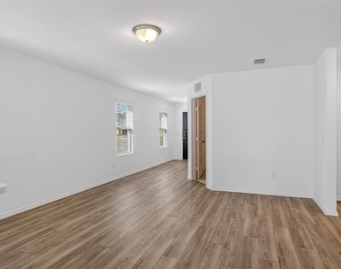 605 Grenada Lake Drive - Photo Thumbnail 5