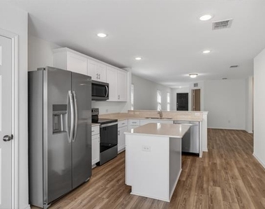 605 Grenada Lake Drive - Photo Thumbnail 12