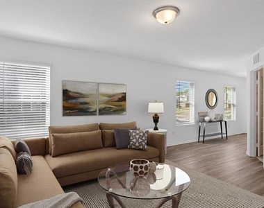 605 Grenada Lake Drive - Photo Thumbnail 4