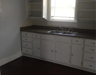 813 W 8th Street - Photo Thumbnail 9
