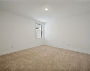 213 Adelina Drive - Photo Thumbnail 15