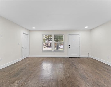 3806 Castle Hills Drive - Photo Thumbnail 7