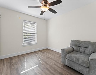 3806 Castle Hills Drive - Photo Thumbnail 10