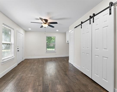 3806 Castle Hills Drive - Photo Thumbnail 8