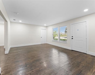 3806 Castle Hills Drive - Photo Thumbnail 5