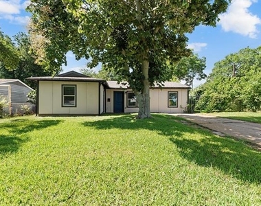 3806 Castle Hills Drive - Photo Thumbnail 2