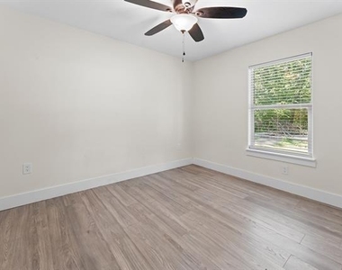 3806 Castle Hills Drive - Photo Thumbnail 12