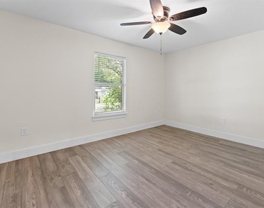 3806 Castle Hills Drive - Photo Thumbnail 13