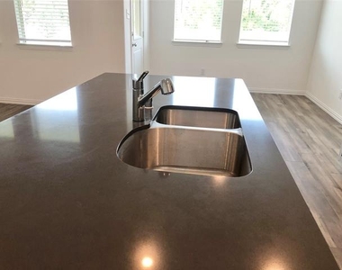 508 Poplar Street - Photo Thumbnail 7