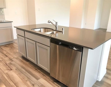 508 Poplar Street - Photo Thumbnail 6
