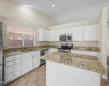 8752 W Melinda Lane - Photo Thumbnail 21