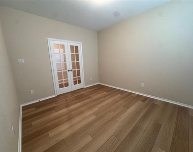 8134 Grotto Drive - Photo Thumbnail 4