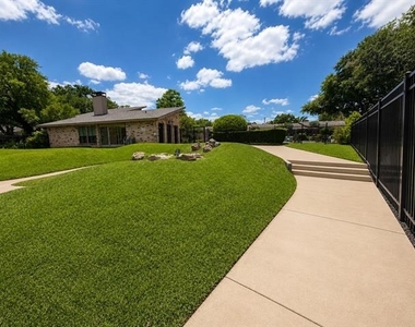 7512 Woodthrush Drive - Photo Thumbnail 3