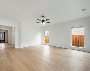 1073 Canuela Way - Photo Thumbnail 9