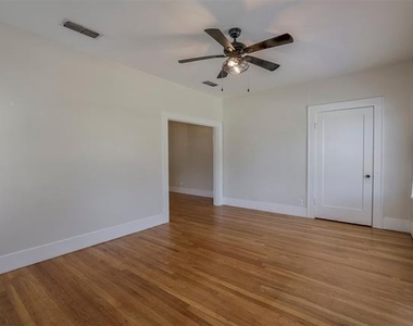 1906 Clover Lane - Photo Thumbnail 4