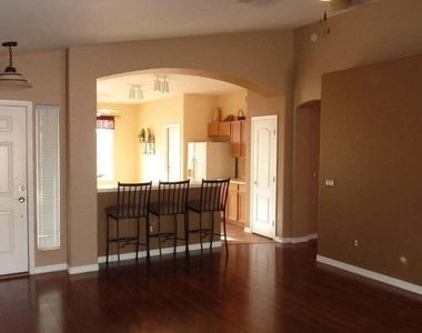 140 W Oxford Lane - Photo Thumbnail 3
