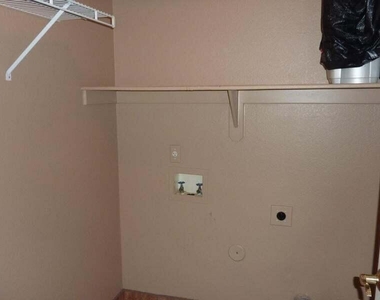 140 W Oxford Lane - Photo Thumbnail 15